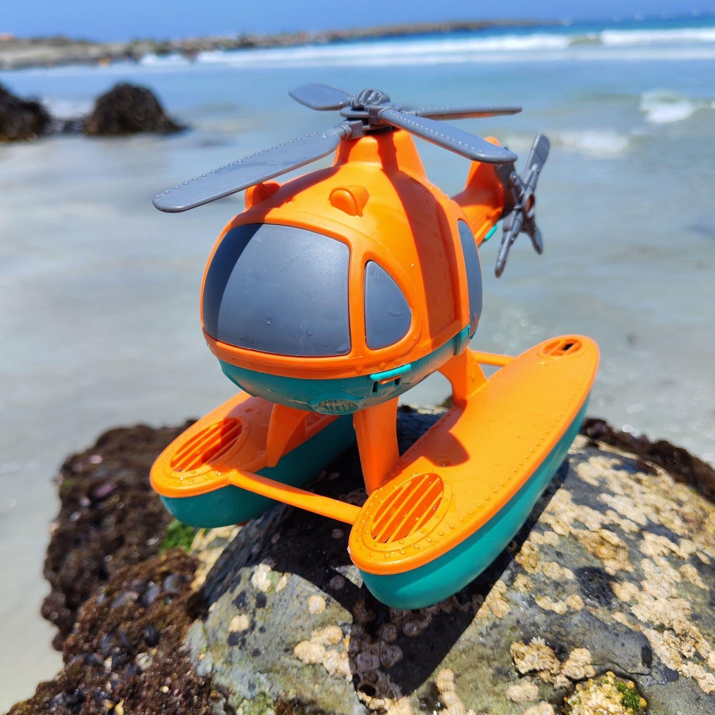 helicóptero de bioplástico en la playa