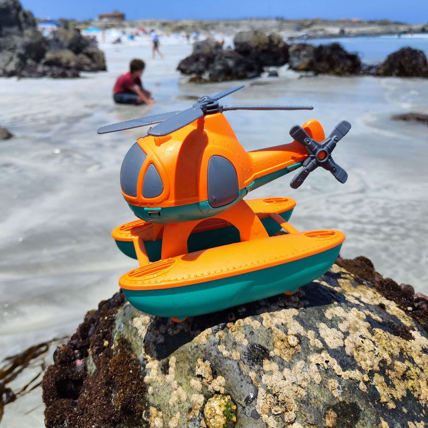 helicóptero de bioplástico en la playa