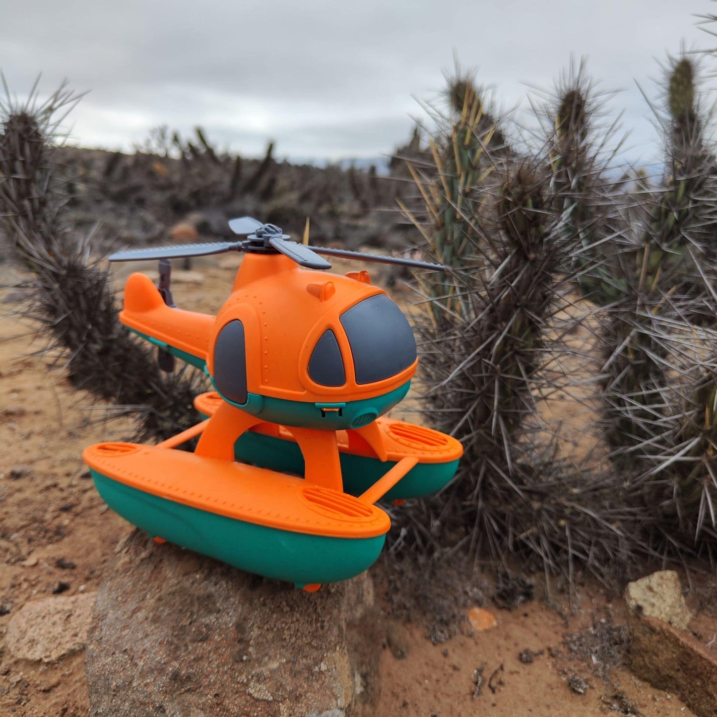helicóptero de bioplástico en el desierto