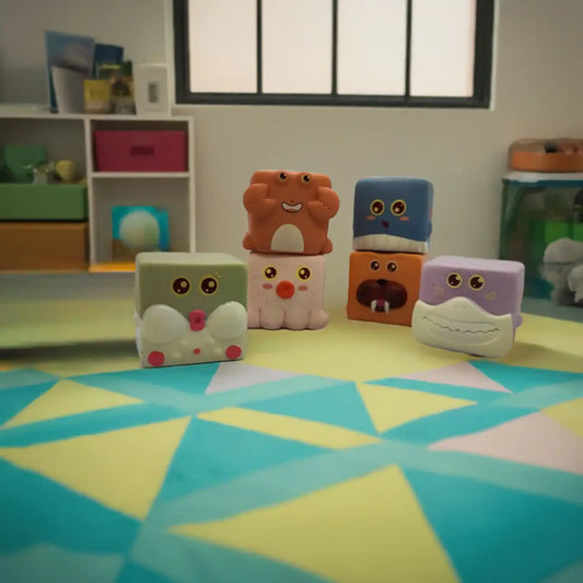 Seis cubos sensoriales eco-friendly con forma de animales marinos y terrestres para bebés en una habitación infantil
