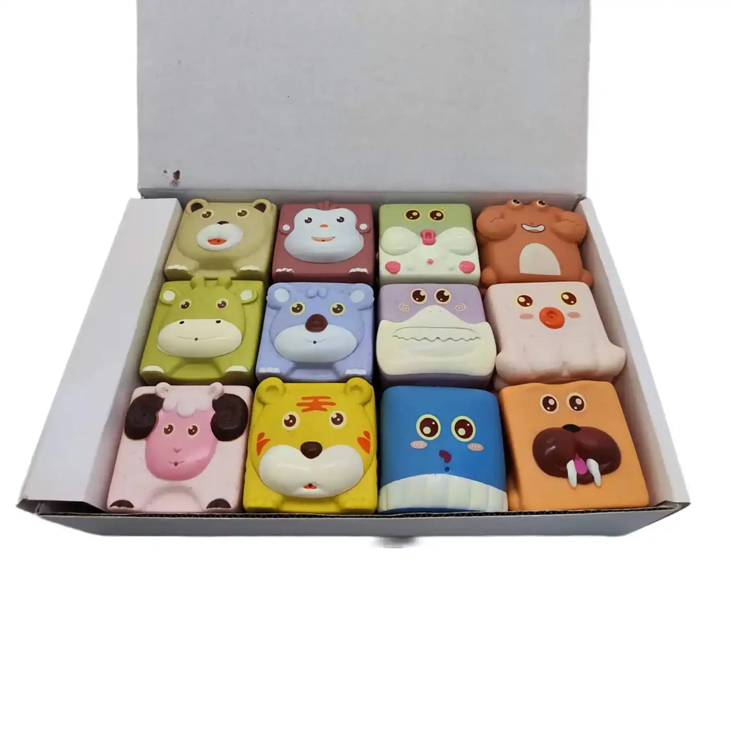Cubo sensorial eco-friendly con 12 figuras animales apiladas para bebés en su caja con fondo blanco