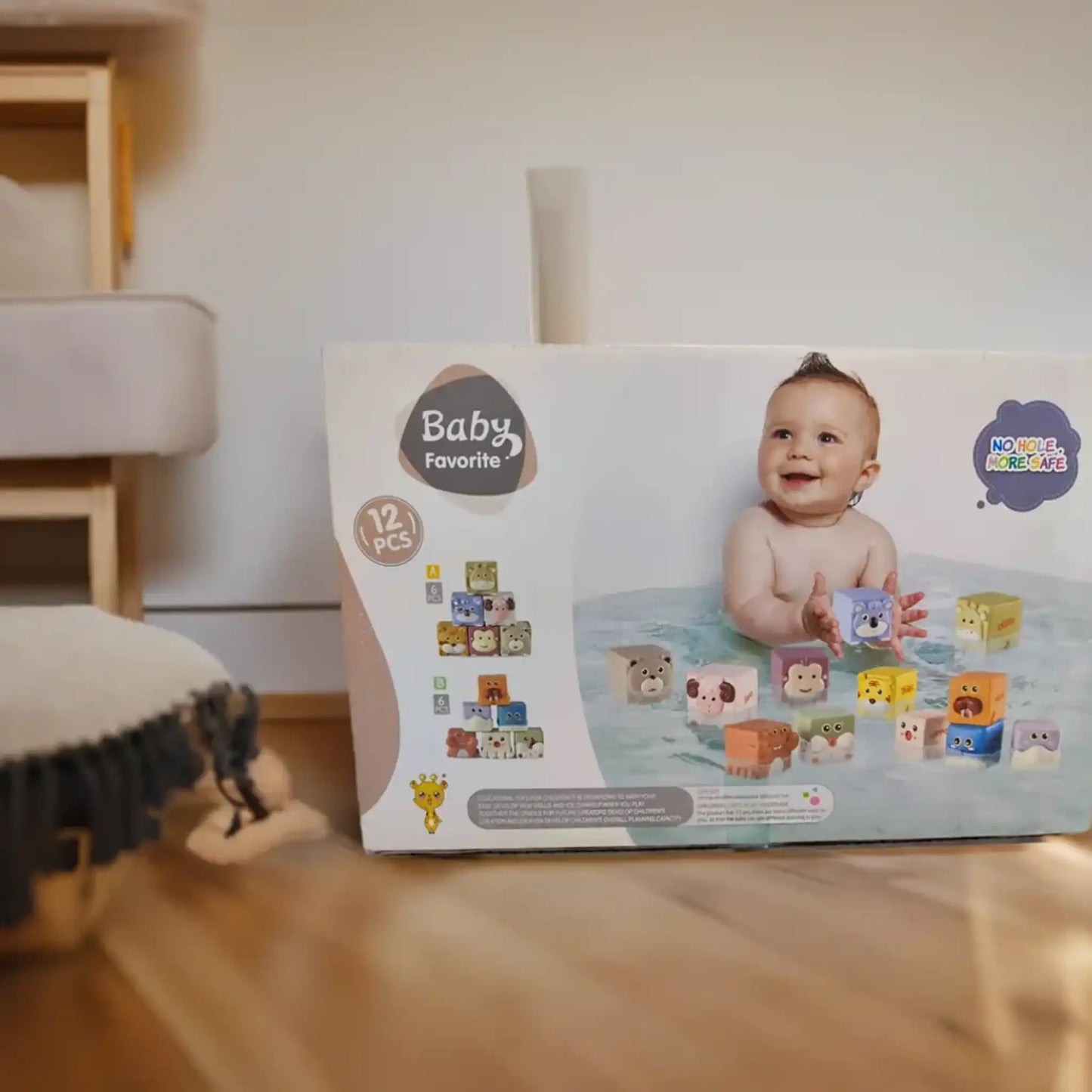 Cubo sensorial eco-friendly con 12 figuras de animales para bebés en su empaque en una habitación