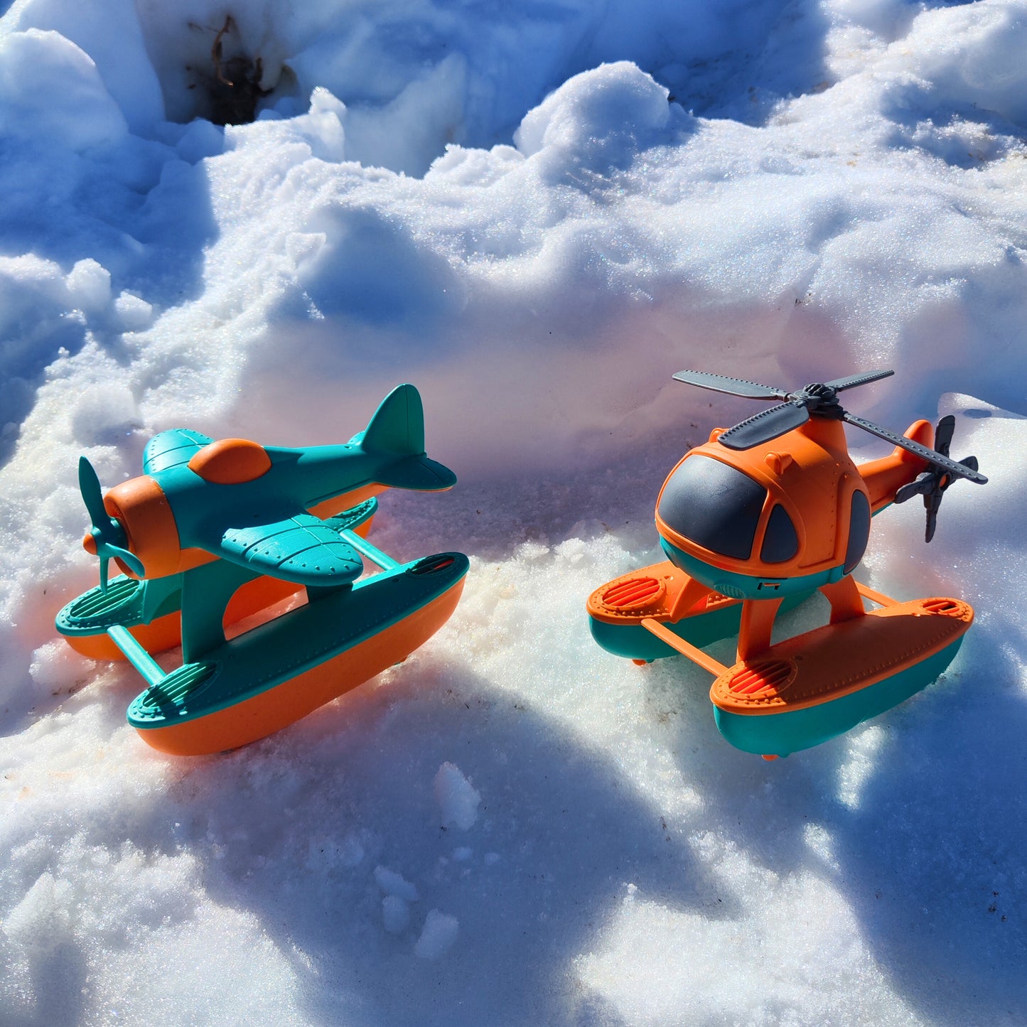 pack de avión y helicóptero de bioplástico en la nieve