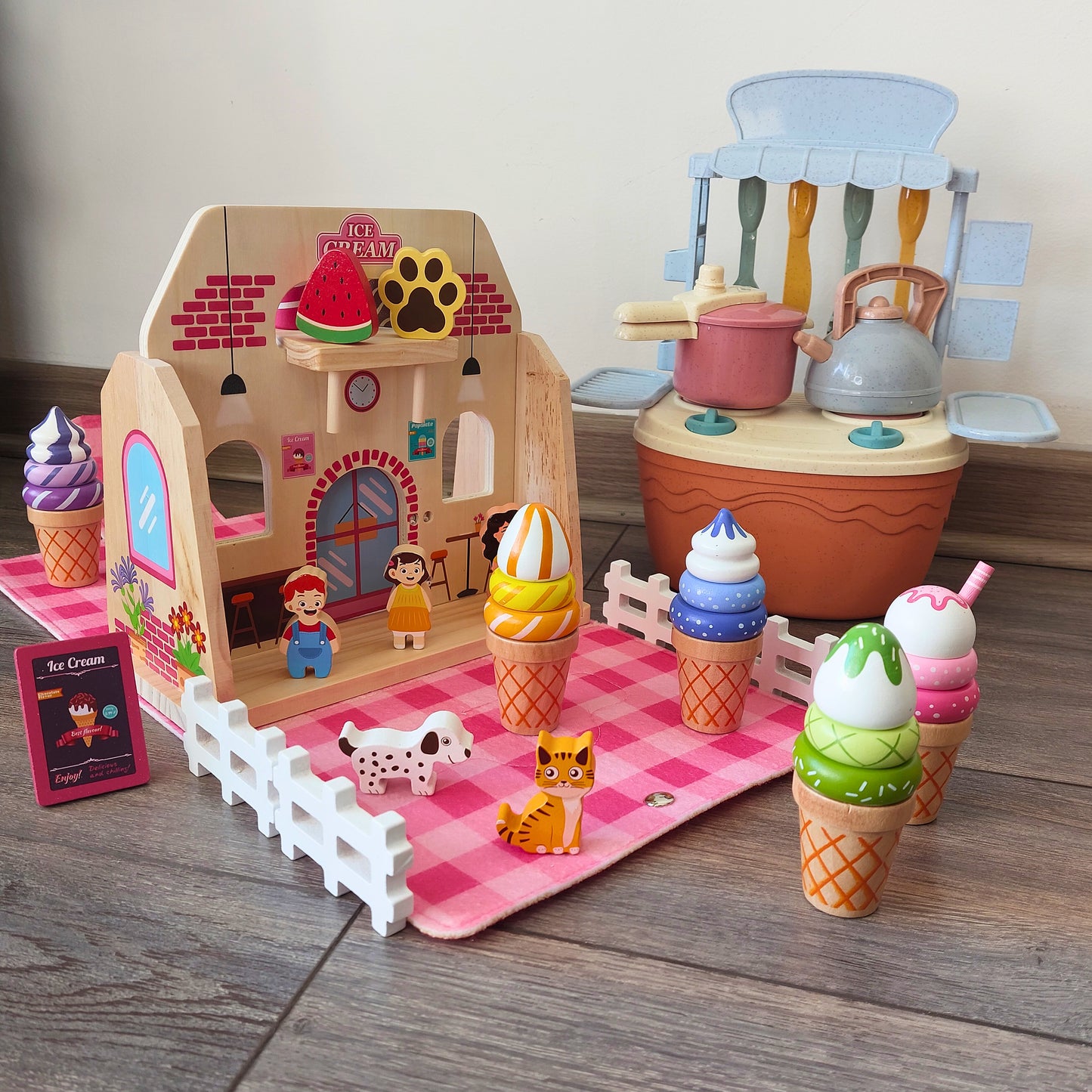 Pack portátil con tienda de helados hecha de madera y cocina hecha de bioplástico.