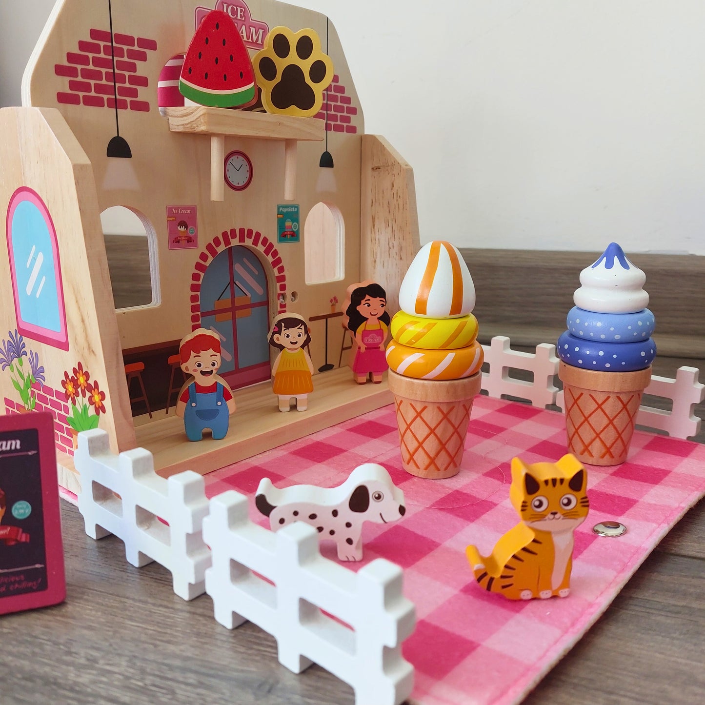 Pack portátil con tienda de helados hecha de madera.