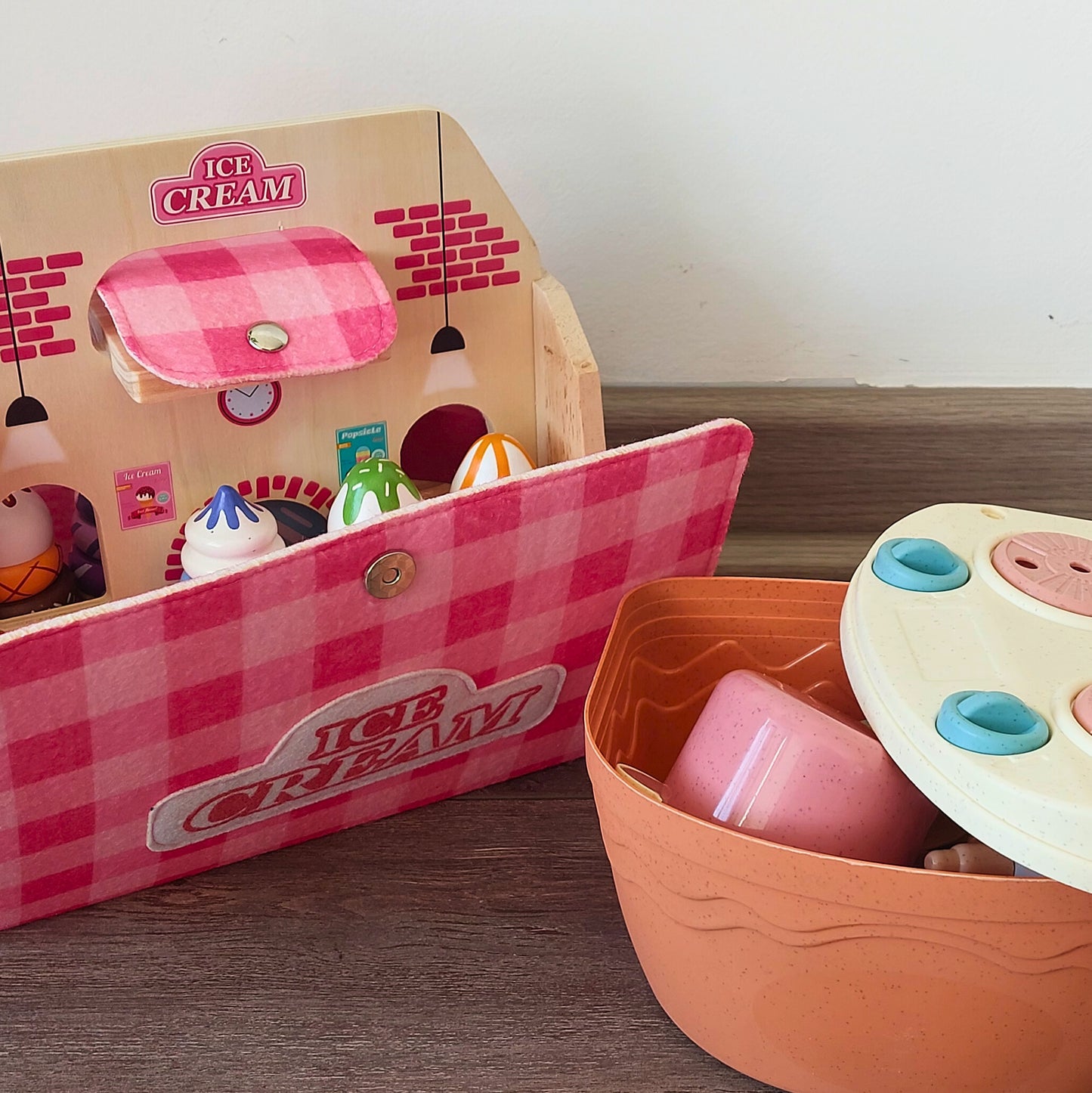 Pack portátil con tienda de helados hecha de madera y cocina hecha de bioplástico.