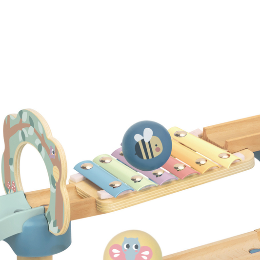 Detalle xilófono pista musical con pelotas juguete para bebé