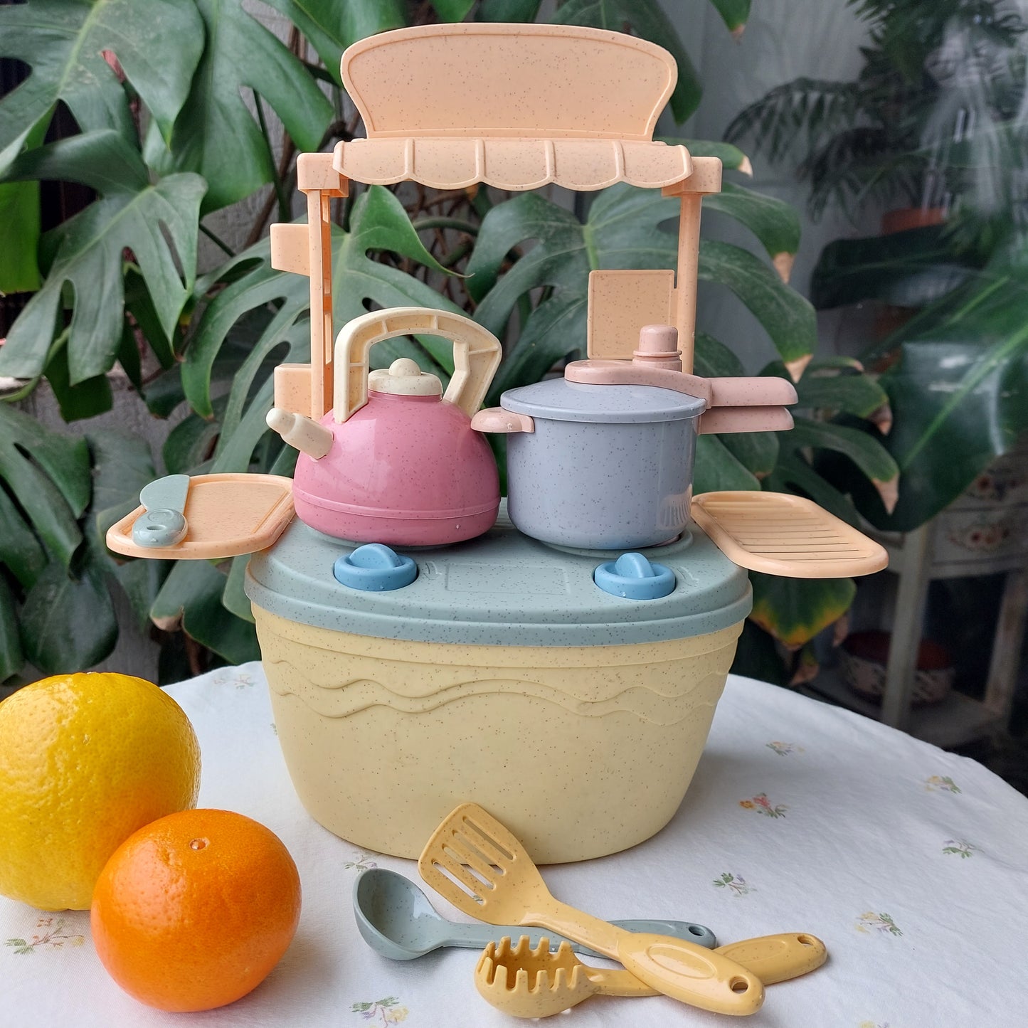 Set de cocina portátil de bioplástico de paja de trigo, incluye hornilla, utensilios tetera y olla a presión. La hornilla funciona como caja de almacenamiento del juguete