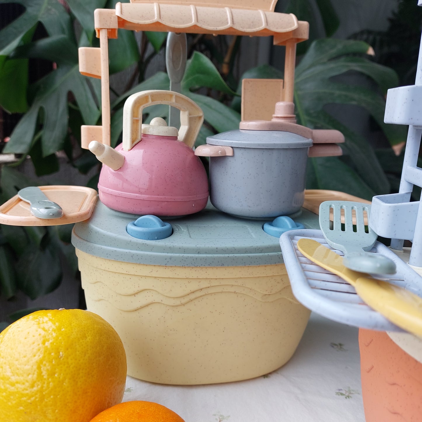 Set de cocina portátil de bioplástico de paja de trigo, color amarillo, incluye hornilla, utensilios tetera y olla a presión. La hornilla funciona como caja de almacenamiento del juguete