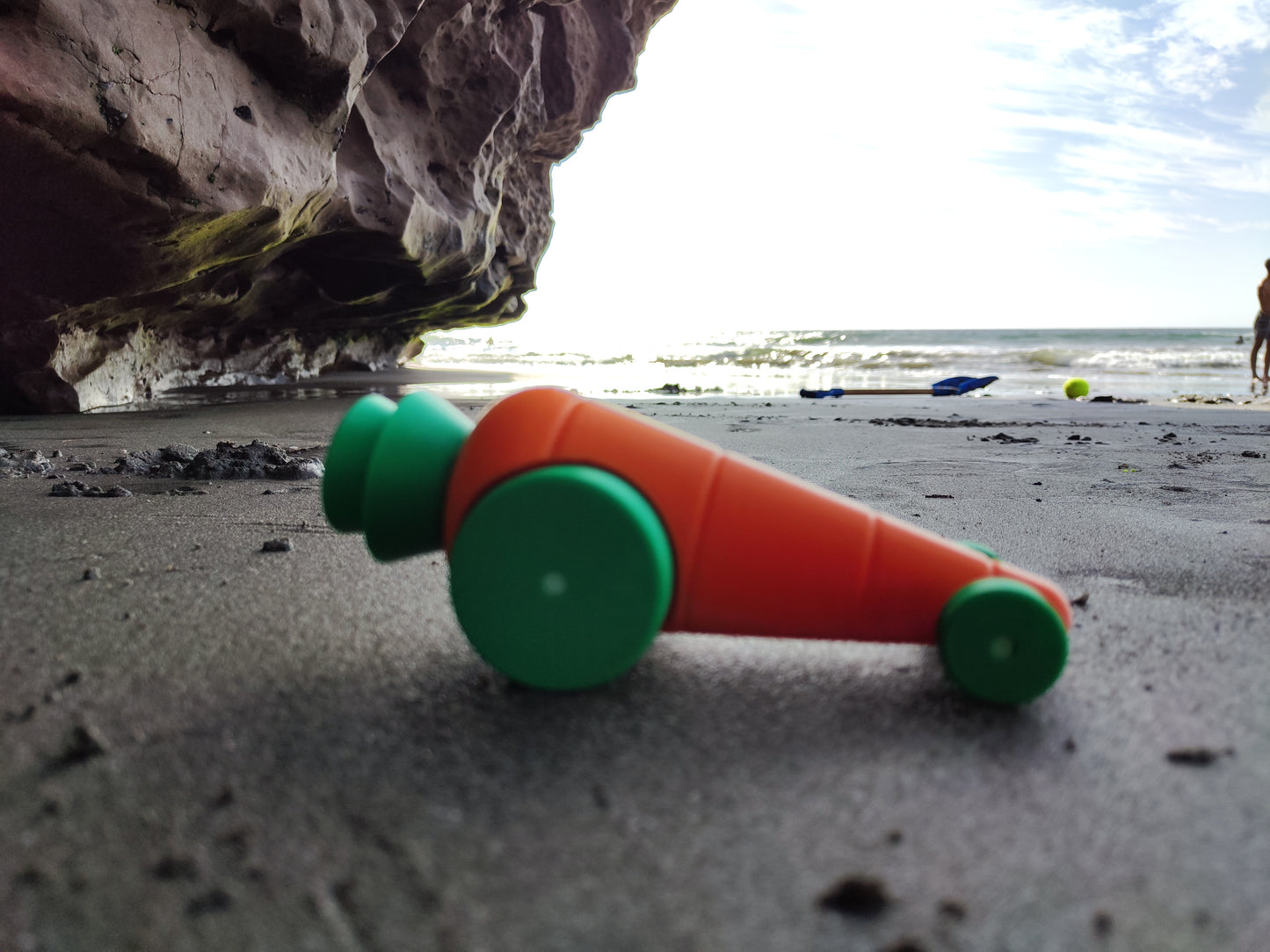 Autito de juguete con forma de zanahoria al aire libre en la playa. Fabricado con impresión 3D de calidad, producido en Chile