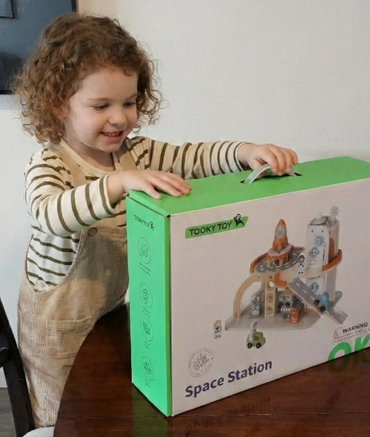 juguete estación espacial de madera con cohete, platillo volador, distintos vehículos, astronautas y un extraterrestre