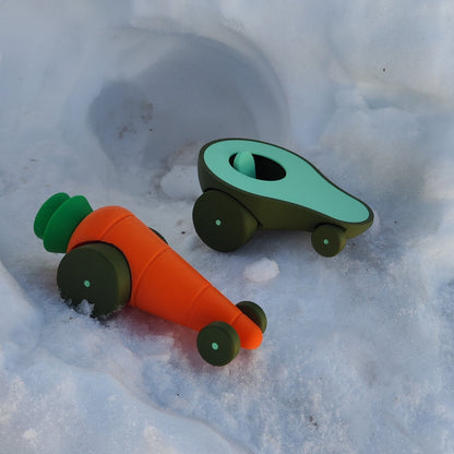 Pack de autitos de juguete con forma de verdura (palta y zanahoria) en espacio abierto de nueve, fabricados con impresión 3D de calidad, producido en Chile