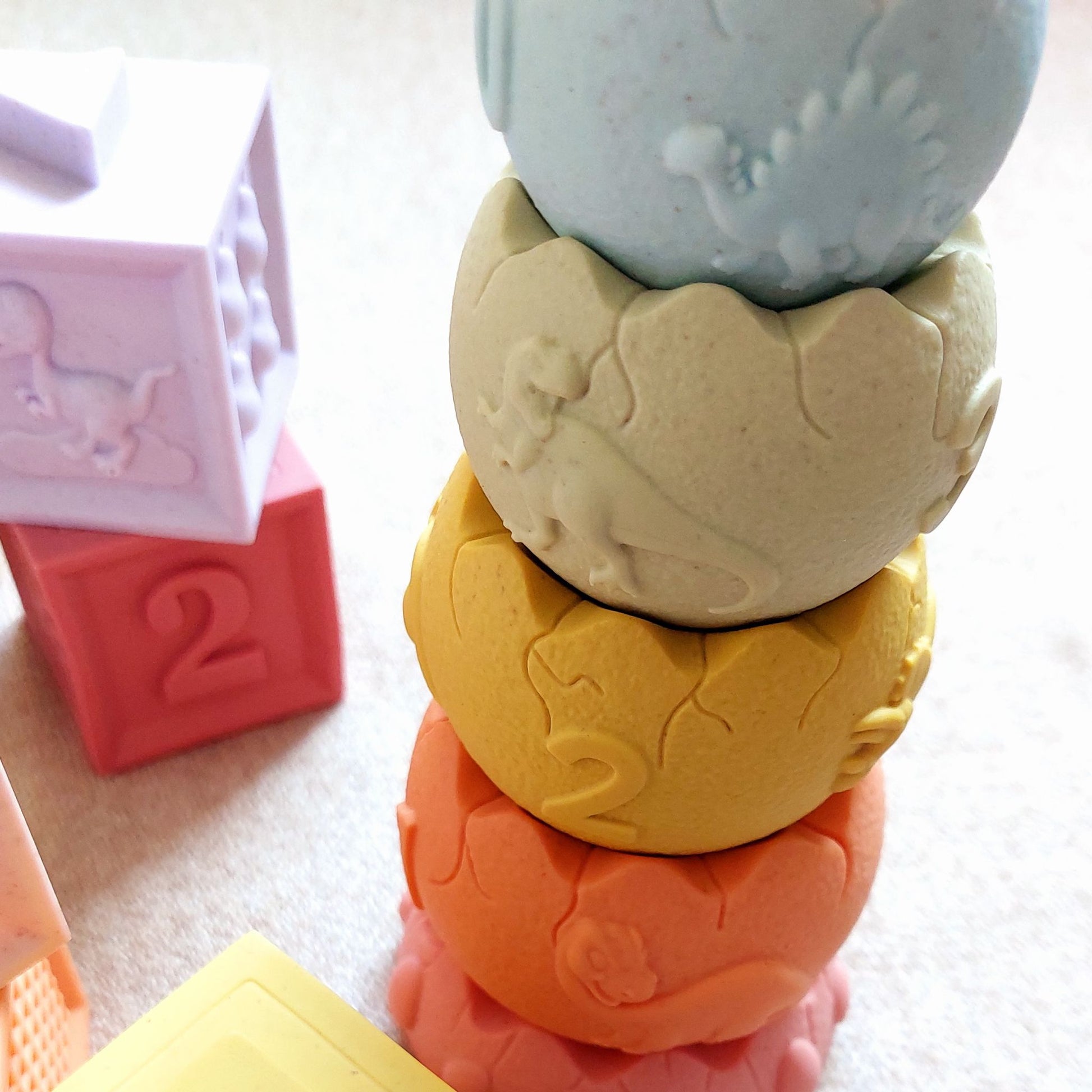 set de juguete sensorial para bebés, con cubo y torre apilables