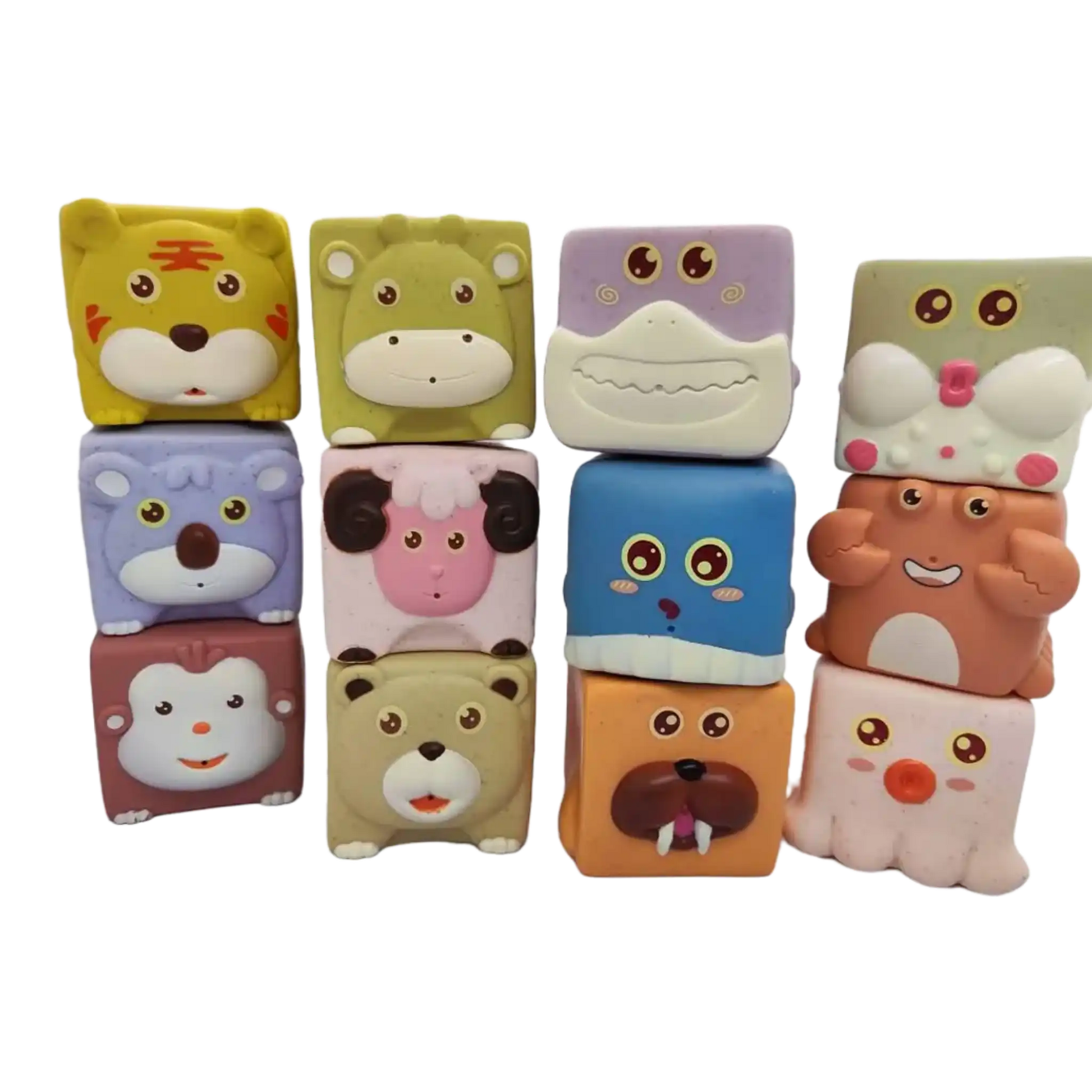 Cubo sensorial eco-friendly con 12 figuras animales apiladas para bebés con fondo transparente