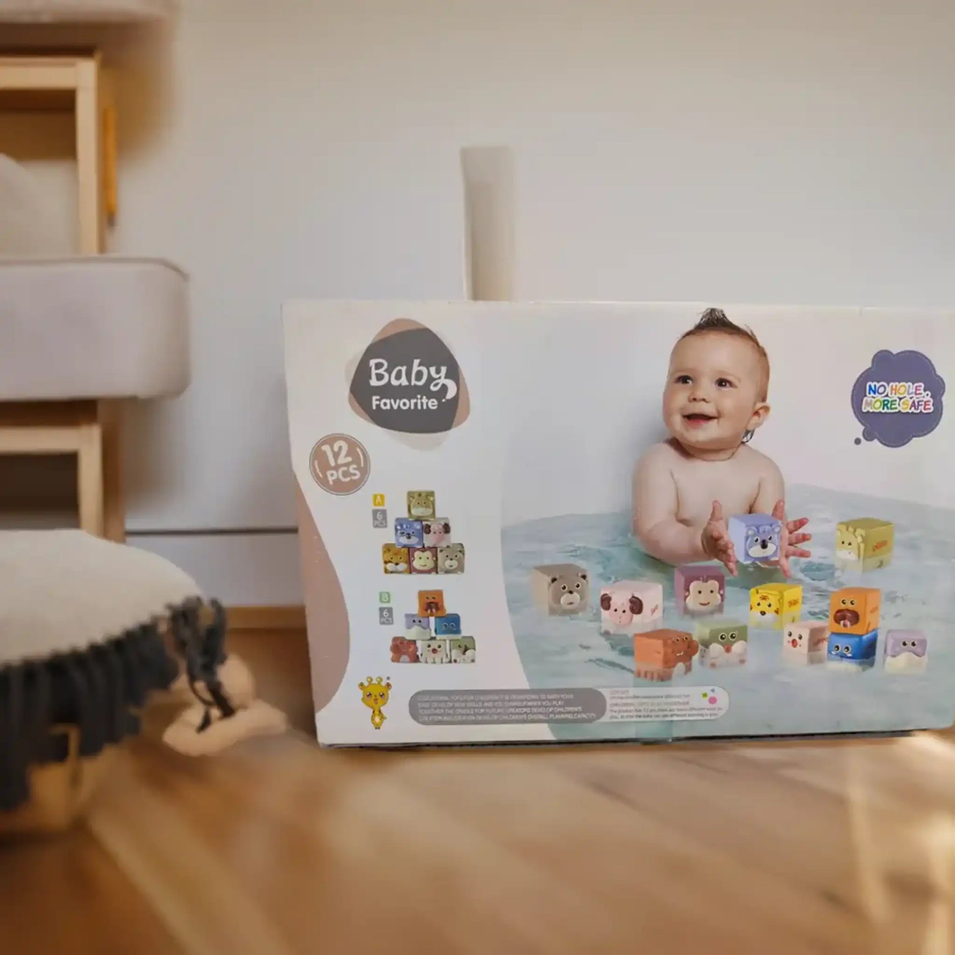 Cubo sensorial eco-friendly con 12 figuras de animales para bebés en su empaque en una habitación