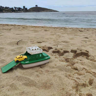 Ferry eco-friendly con rampa y carritos listo para jugar en la playa