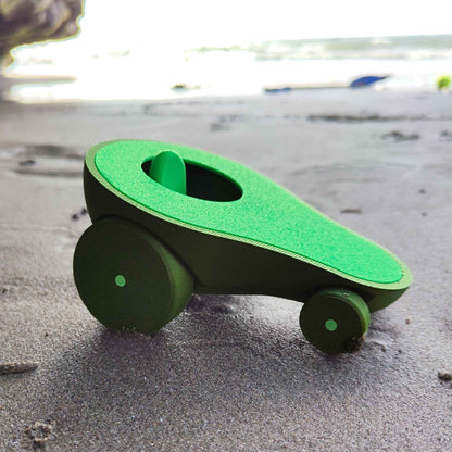 Auto de juguete con forma de palta, al aire libre. Diseño divertido y ecológico, fabricado con impresión 3D