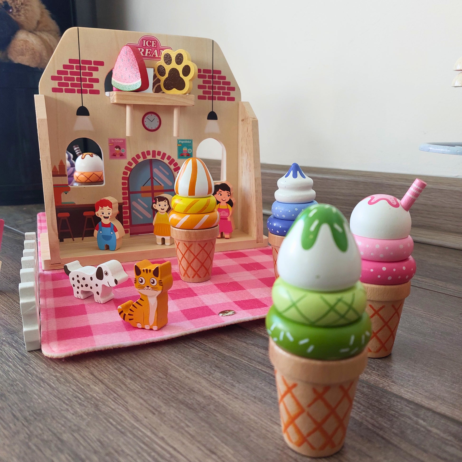 Pack portátil con tienda de helados hecha de madera.