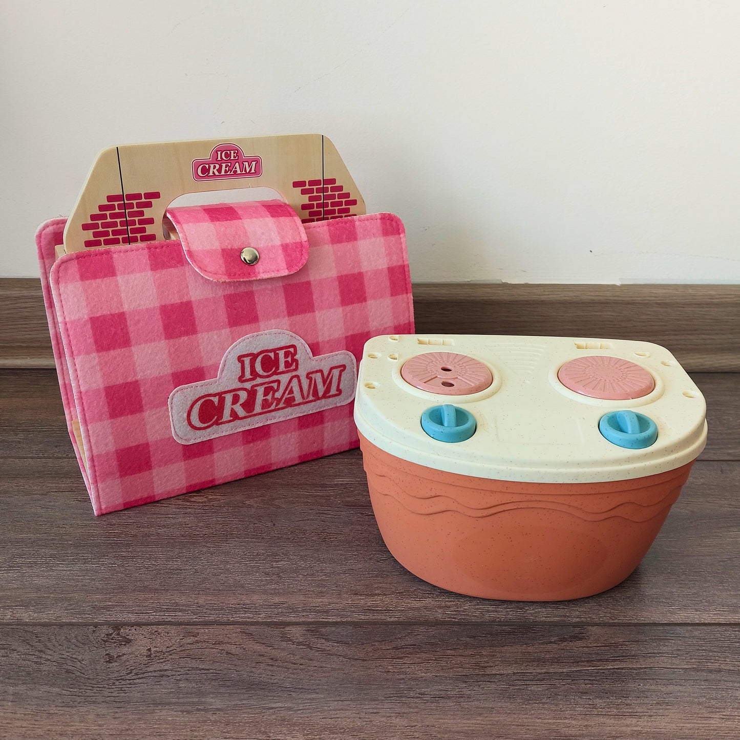 Pack portátil con tienda de helados hecha de madera y cocina hecha de bioplástico. 