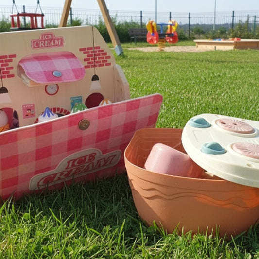 Pack de juguetes portatiles que pueden ser trasladados a cualquier lado. Un set de helados de madera y una cocinita de bioplástico con un parque de fondo