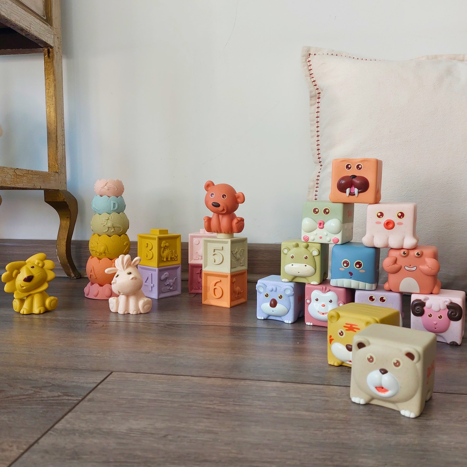 Cubos sensoriales para bebé con forma de animales.