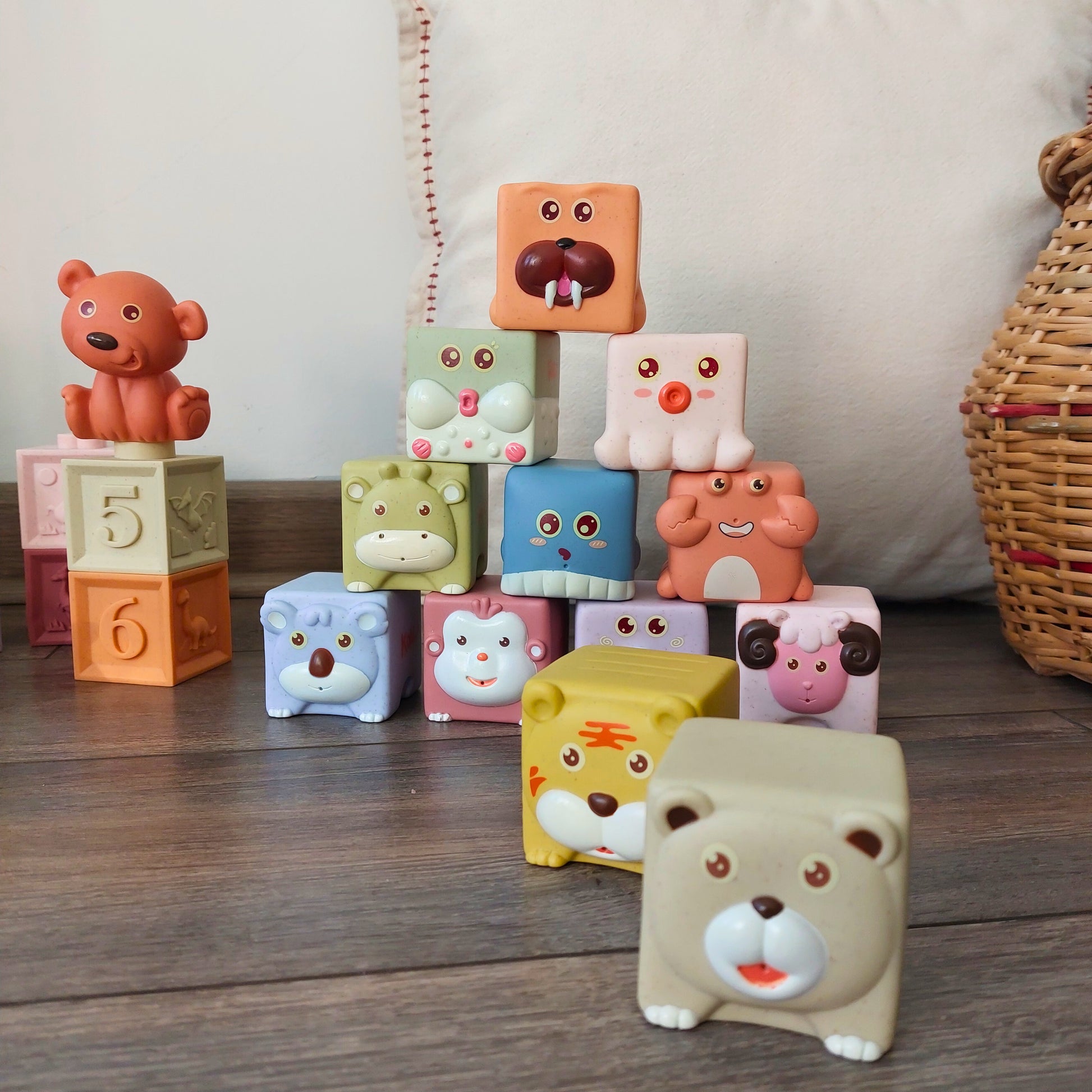 Cubos sensoriales para bebé con forma de animales.