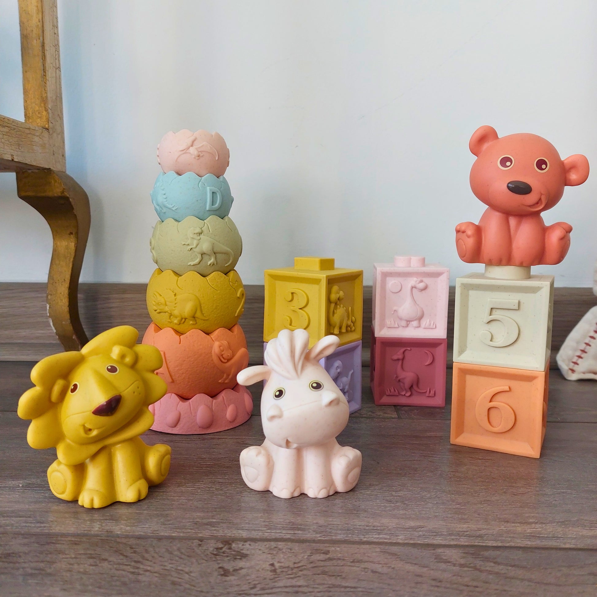 Cubos sensoriales para bebé con forma de animales.