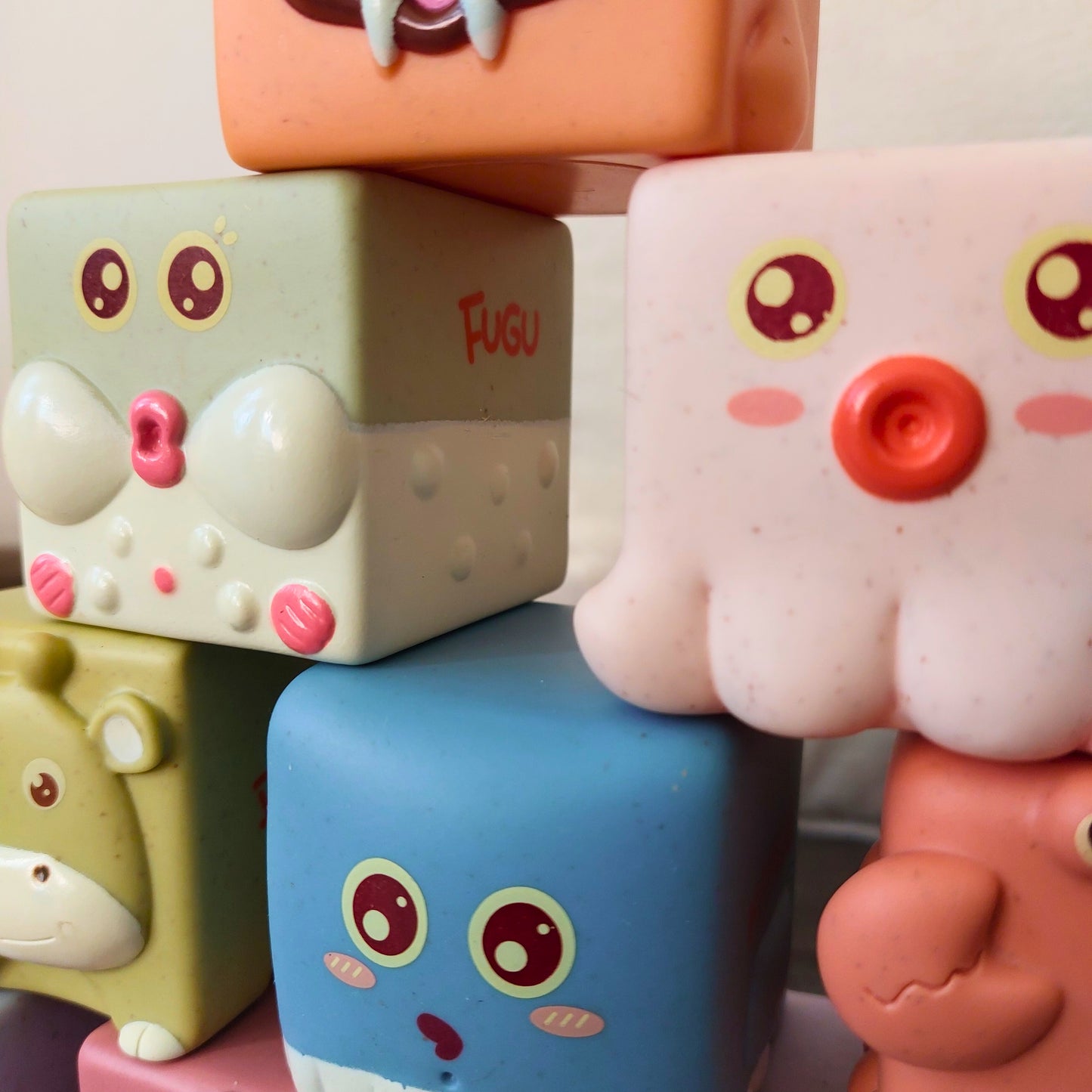 Cubos sensoriales para bebé con forma de animales.