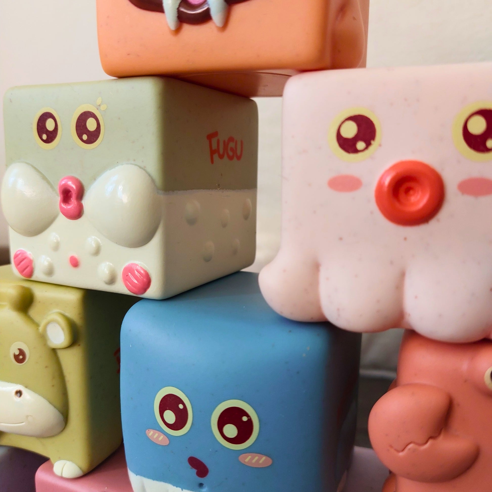Cubos sensoriales para bebé con forma de animales.