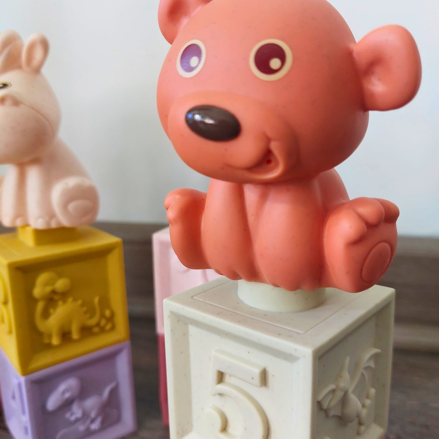 Cubos sensoriales para bebé con forma de animales.