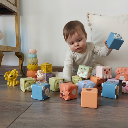 bebé jugando con el pack de set sensorial, blanditos y seguros.