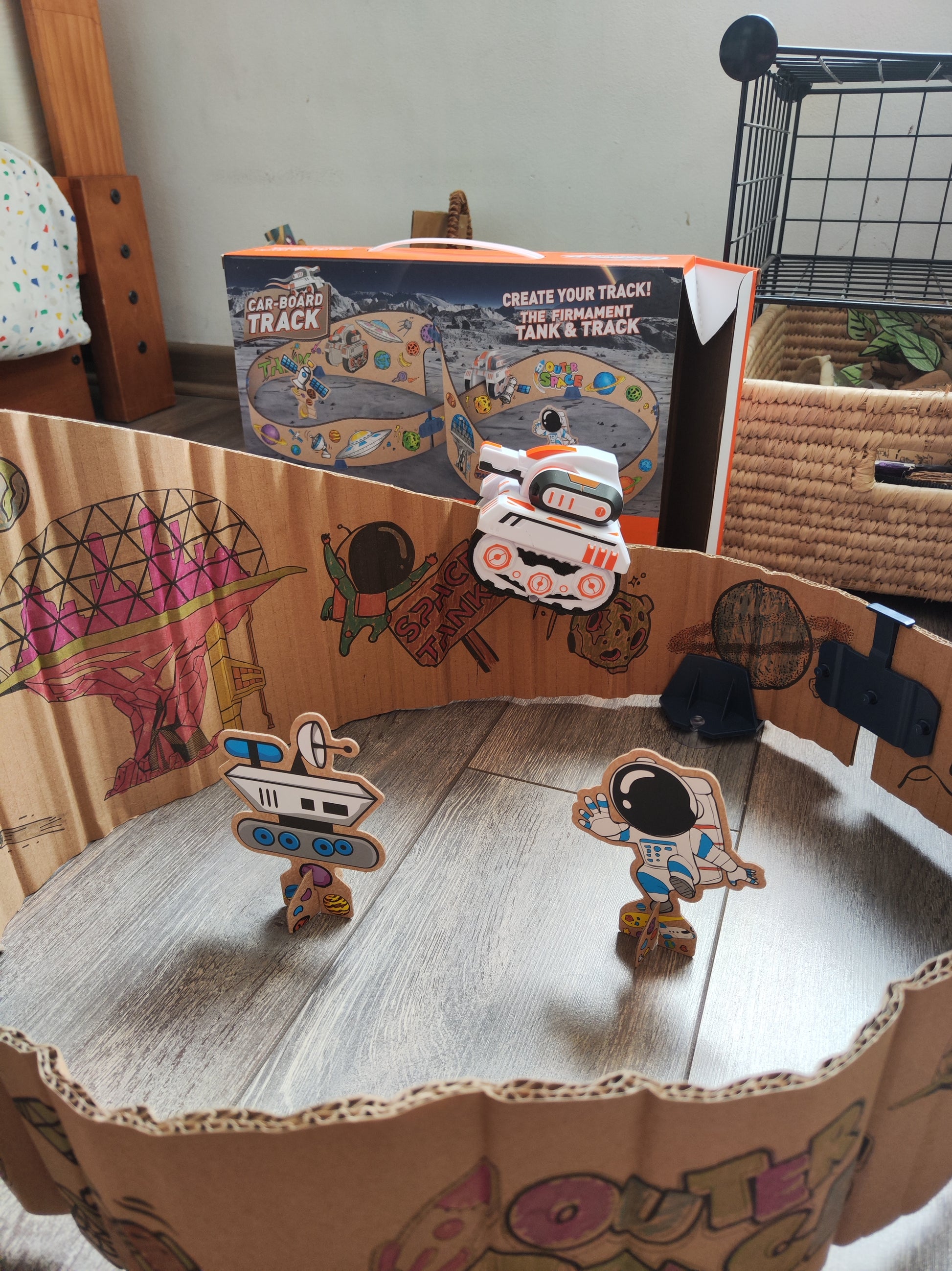 Pista espacial DIY en cartón reciclable con vehículo figuras del espacio incluidos, ensamblada en habitación infantil