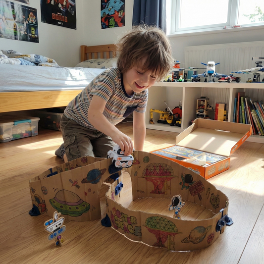 Pista Espacial en Cartón – 6 años+ (baterías incluidas)