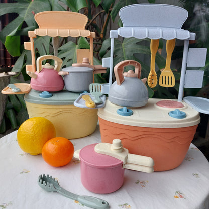 Set de cocina portátil de bioplástico de paja de trigo en dos colores, incluye hornilla, utensilios tetera y olla a presión. La hornilla funciona como caja de almacenamiento del juguete